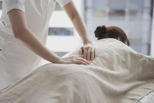 国产女按摩师在线播放,国产女按摩师在线服务体验揭秘